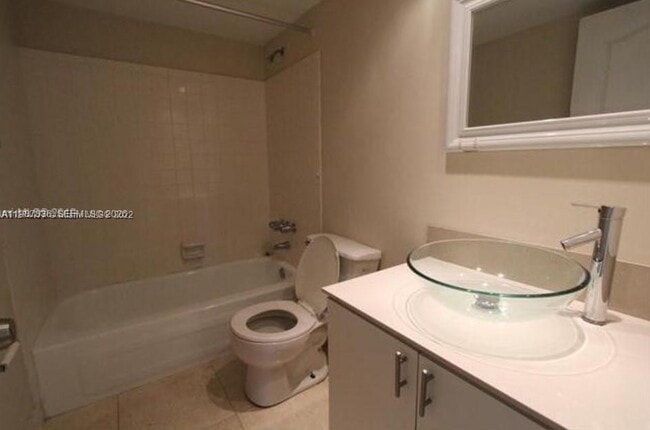 5775 W 20th Ave, Unit 406 in Hialeah, FL - Foto de edificio - Building Photo