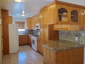 17961 Lull St in Reseda, CA - Building Photo - Building Photo