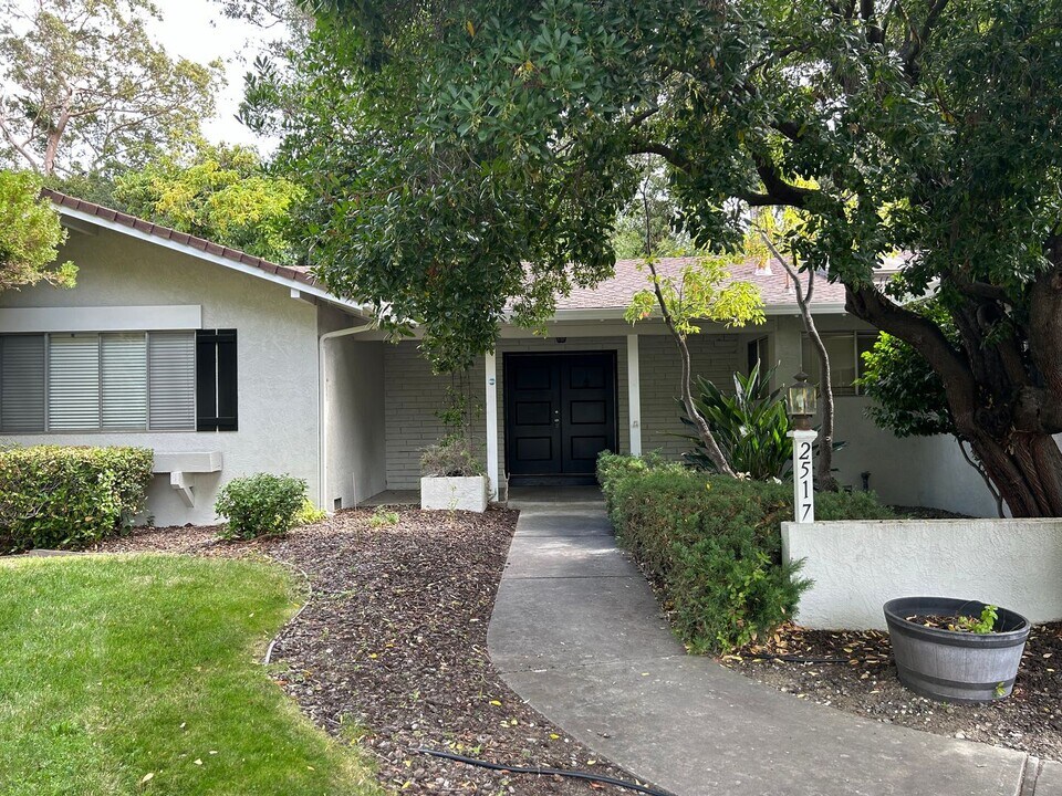 2517 Diericx Dr in Mountain View, CA - Building Photo