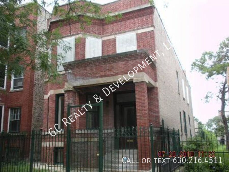 5816 S Michigan Ave in Chicago, IL - Building Photo