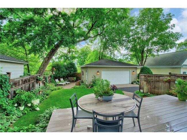 214 Broadway Ave N in Wayzata, MN - Building Photo - Building Photo