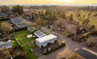 380 SW Tunison Ave, Unit 2 in Corvallis, OR - Building Photo
