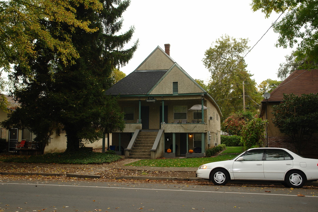 832 W 1st St in Chico, CA - Building Photo