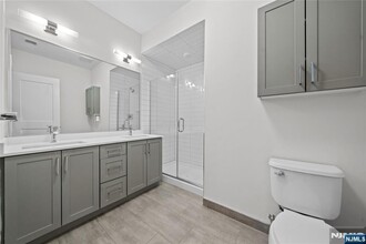 313 Woodland Pl in Leonia, NJ - Building Photo - Building Photo