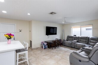2400 NW 103rd Ave in Pembroke Pines, FL - Building Photo - Building Photo