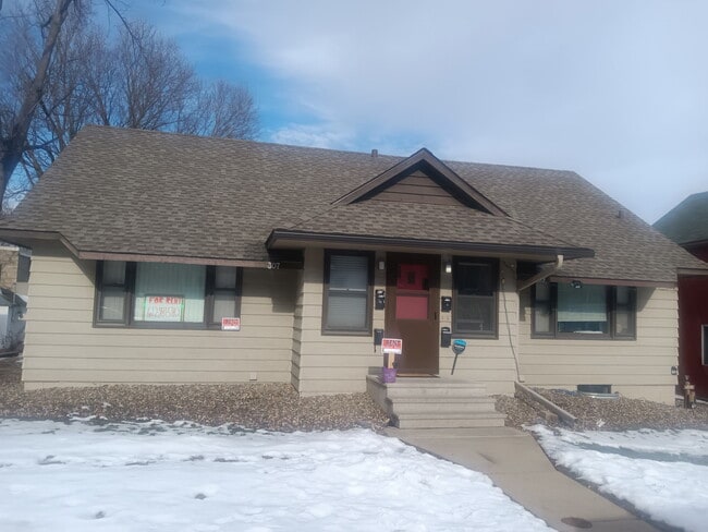 307 4th St E