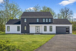 24 Wildwood Dr in Rock Tavern, NY - Building Photo