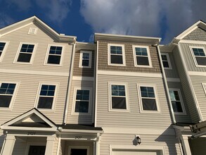 Room in Townhome on Chert Ln in Raleigh, NC - Building Photo - Building Photo