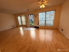 207 Darwin Ln in North Brunswick, NJ - Building Photo - Building Photo