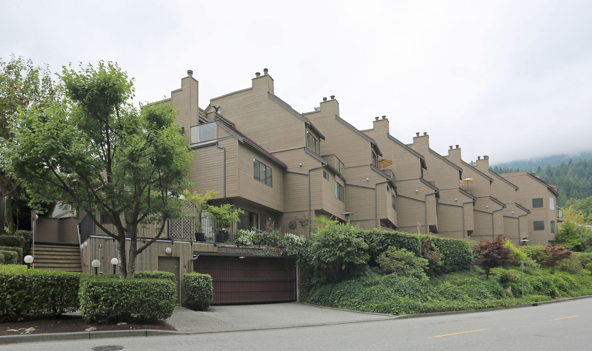 Mariner's Cove in North Vancouver District, BC - Building Photo