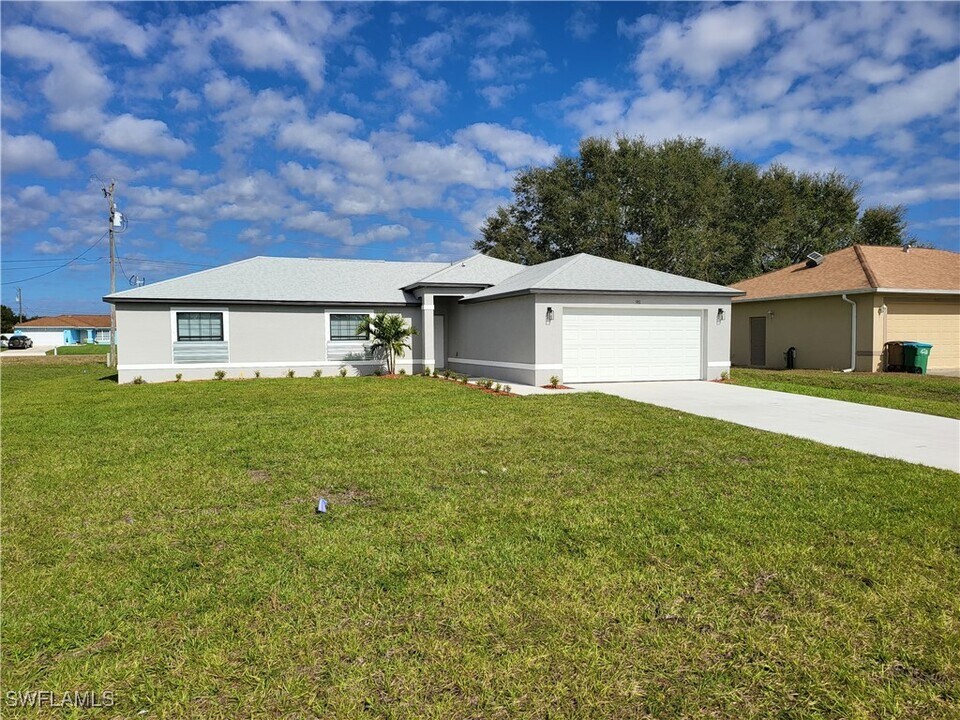 1221 NE 10th Ln in Cape Coral, FL - Building Photo