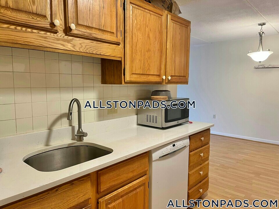 80 Gardner St, Unit 24 in Boston, MA - Building Photo