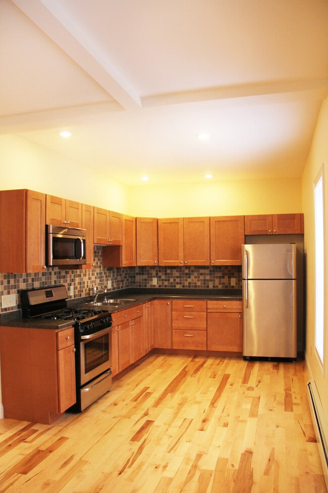 51 N Champlain St in Burlington, VT - Foto de edificio - Building Photo