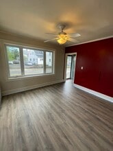 8 Cross St, Unit 1 in Woburn, MA - Foto de edificio - Building Photo
