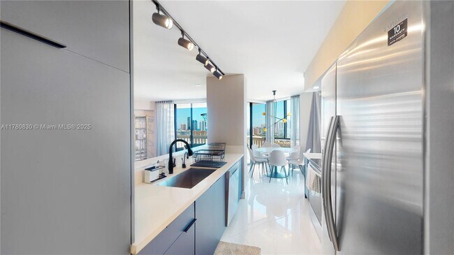 1000 W Island Blvd, Unit 2903 in Aventura, FL - Building Photo - Building Photo