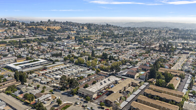 Columbus Manor Apartments in San Leandro, CA - Foto de edificio - Building Photo