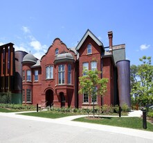 2 O'connor Dr in Toronto, ON - Building Photo