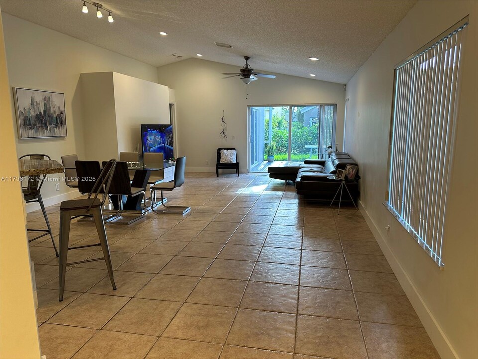 4365 Mahogany Ridge Dr in Weston, FL - Building Photo