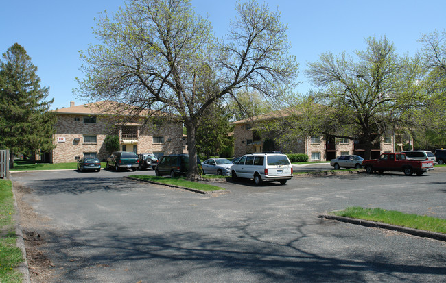 Nicollet Court in Bloomington, MN - Foto de edificio - Building Photo