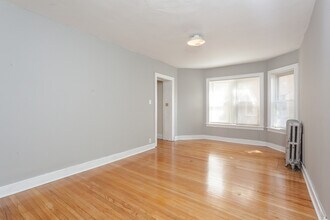 2212 E 70th St in Chicago, IL - Building Photo - Building Photo