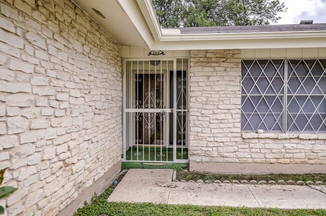 206 Meadow Path Dr
