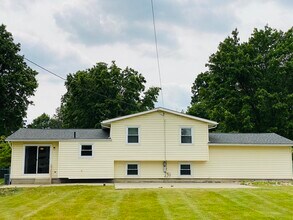 2047 Zircon St NE in Canton, OH - Building Photo - Building Photo