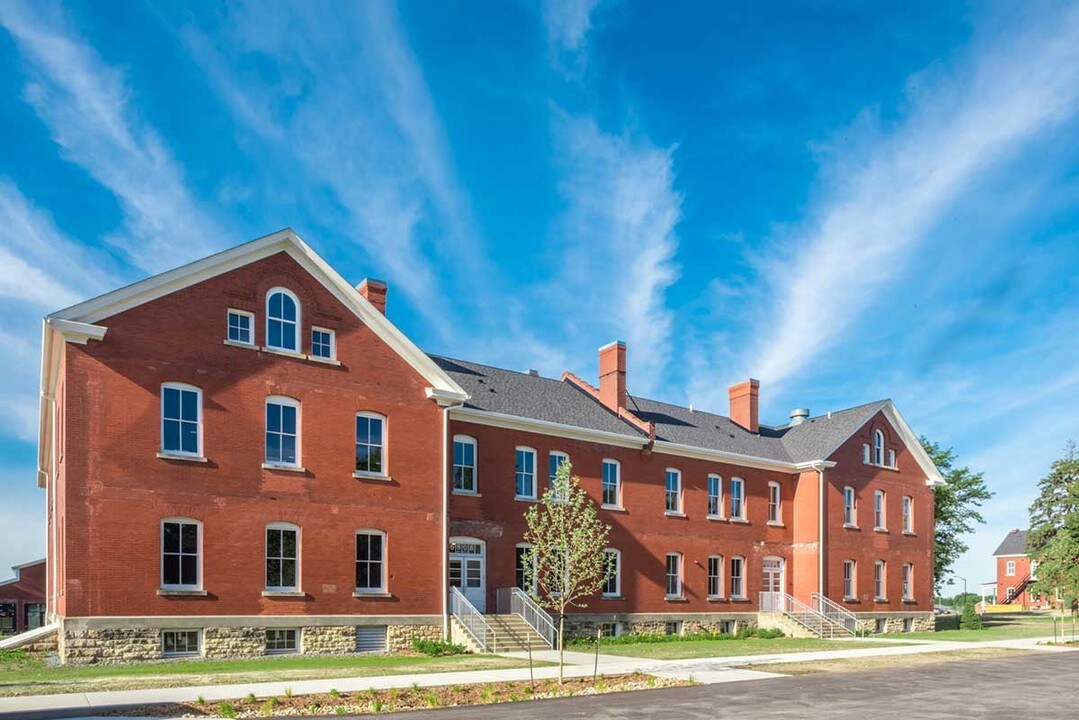 Fort Des Moines in Des Moines, IA - Foto de edificio