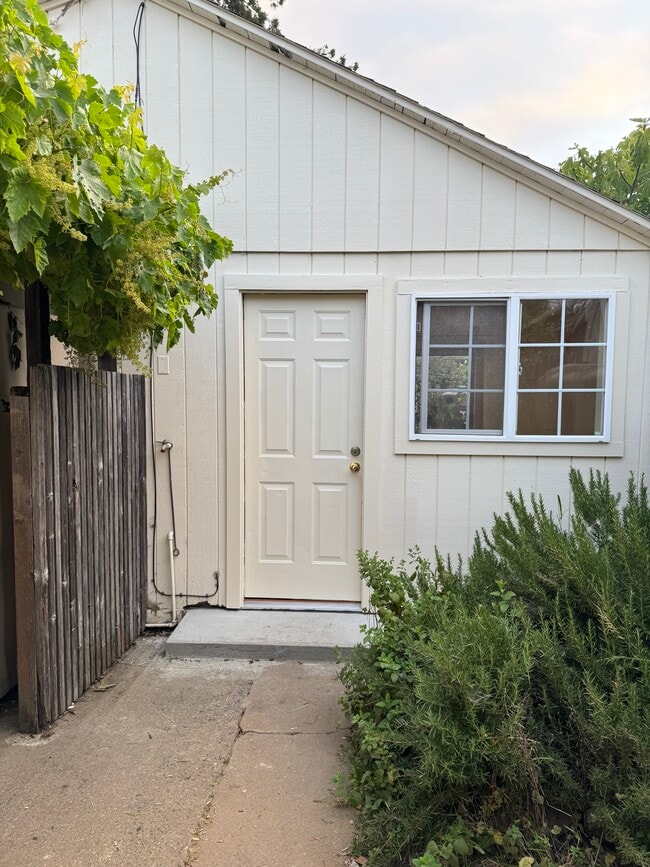 421 8th St, Unit Rustic Cottage