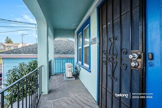 831 E 17th St in Oakland, CA - Foto de edificio - Building Photo