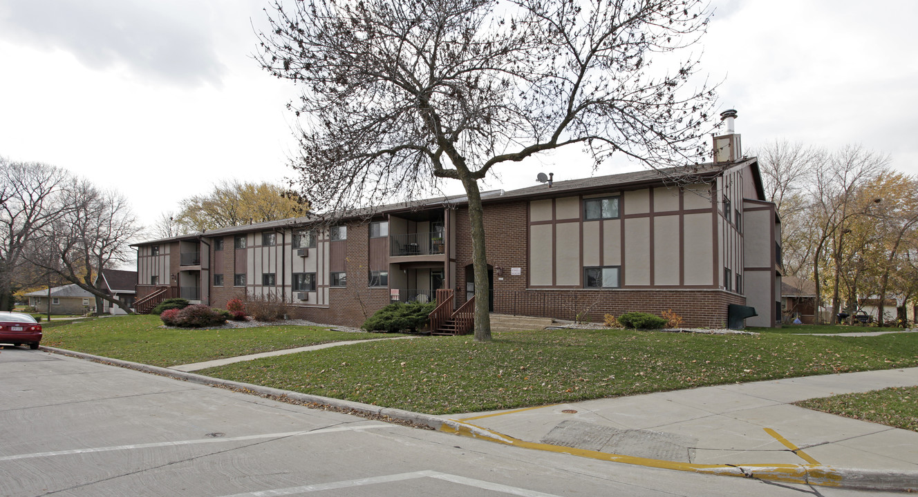 4483 S Whitnall Ave in St. Francis, WI - Building Photo