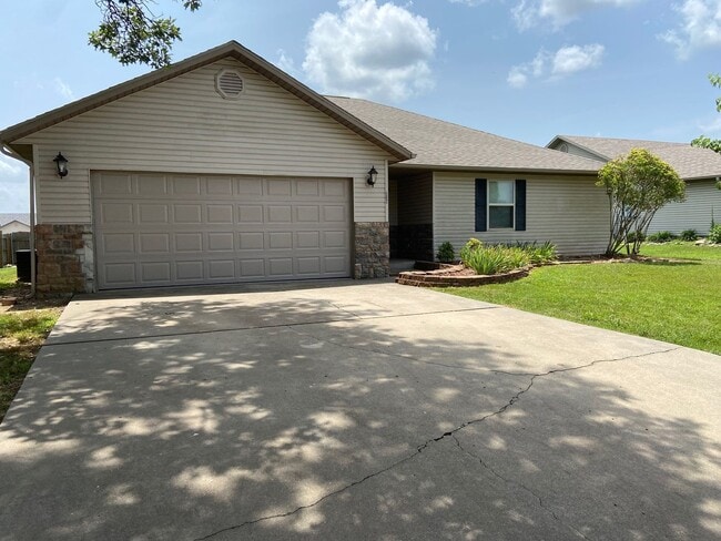 120 Hemlock Ct in Hollister, MO - Building Photo - Building Photo