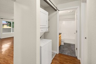 10012 NE 117th Ct in Kirkland, WA - Foto de edificio - Building Photo