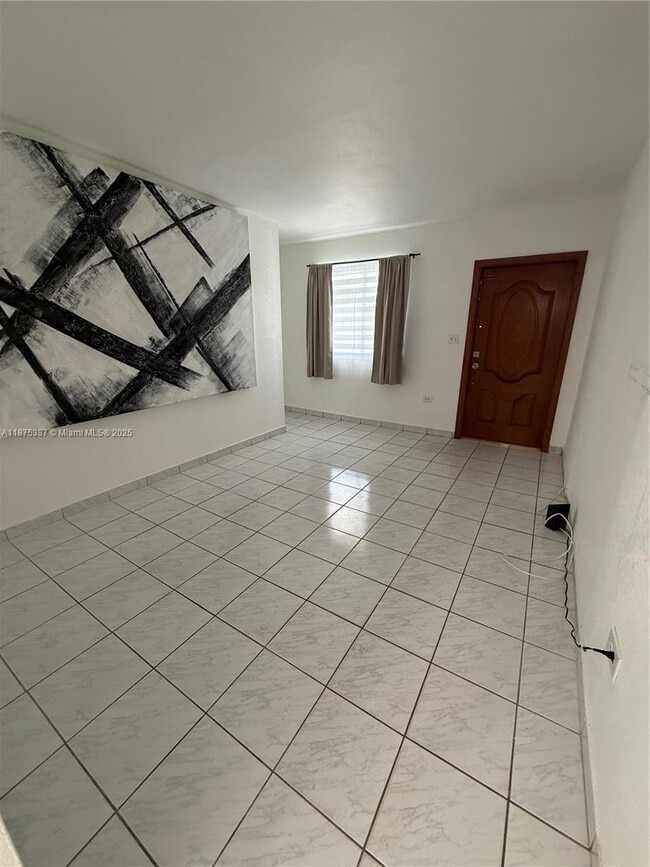 2445 SW 90th Ave in Miami, FL - Foto de edificio - Building Photo