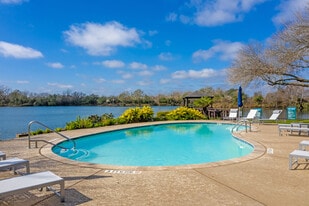 LakeVue Apartments in Clute, TX - Building Photo