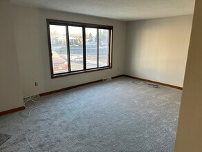 4713 Clinton St, Unit left in West Seneca, NY - Foto de edificio - Building Photo