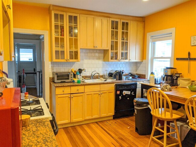 34 Newbern Ave, Unit 2 in Medford, MA - Foto de edificio - Building Photo