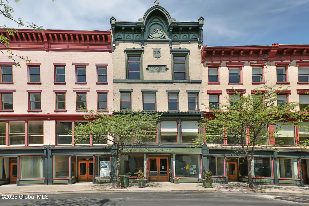 275 River St in Troy, NY - Building Photo