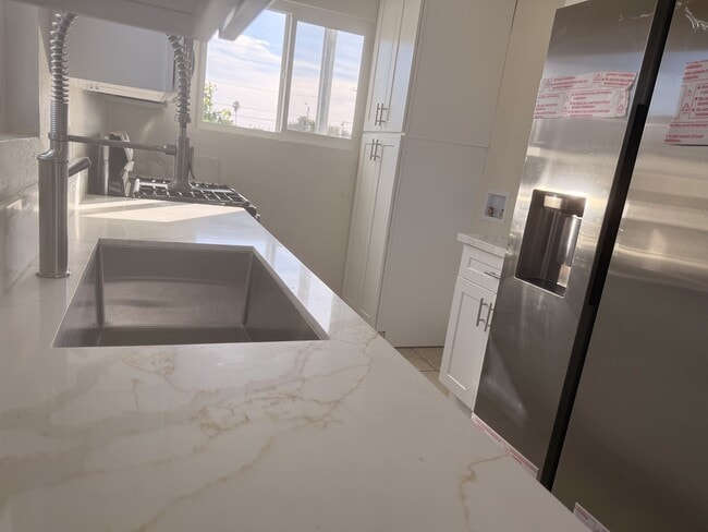 554 W 92nd St in Los Angeles, CA - Foto de edificio - Building Photo