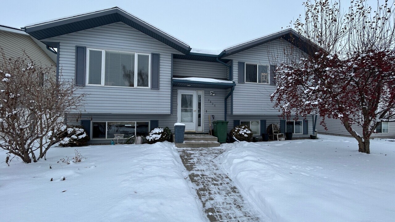3806-3843 43 Ave in Bonnyville, AB - Building Photo