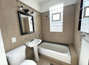 2908 N Springfield Ave, Unit 2R in Chicago, IL - Foto de edificio - Building Photo