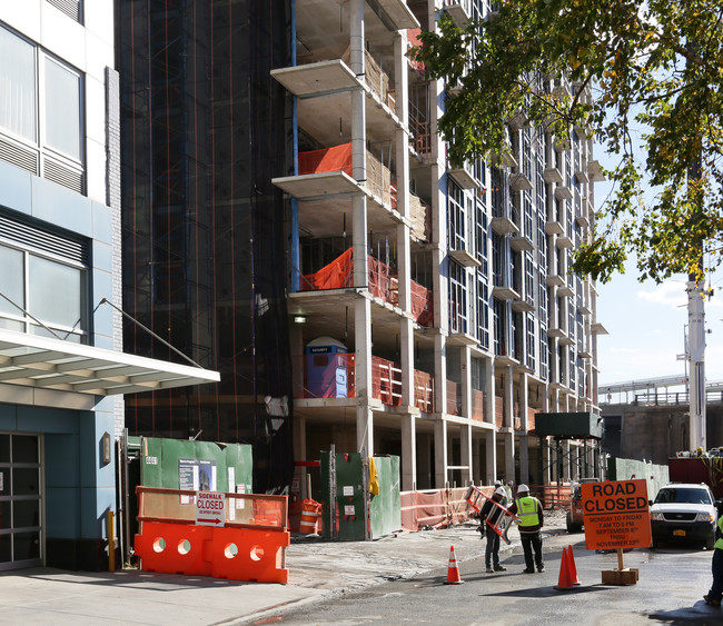 Purves I in Long Island City, NY - Foto de edificio - Building Photo