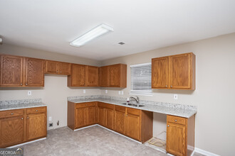 410 Pinevale Ct in College Park, GA - Building Photo - Building Photo