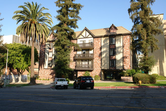 525 S La Fayette Park Pl in Los Angeles, CA - Building Photo - Primary Photo