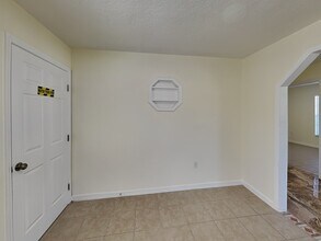 465 Oak Dr in Tavares, FL - Foto de edificio - Building Photo