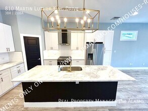 810 Martin Luther King Dr in San Antonio, TX - Building Photo - Building Photo