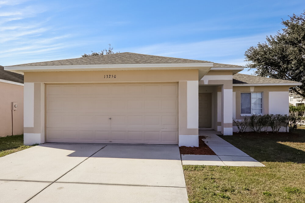13250 Pike Lake Dr in Riverview, FL - Foto de edificio