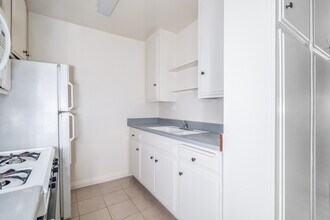 Fuller Apartments in Los Angeles, CA - Building Photo - Interior Photo