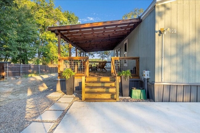 409 Willow Dr in Wills Point, TX - Foto de edificio - Building Photo