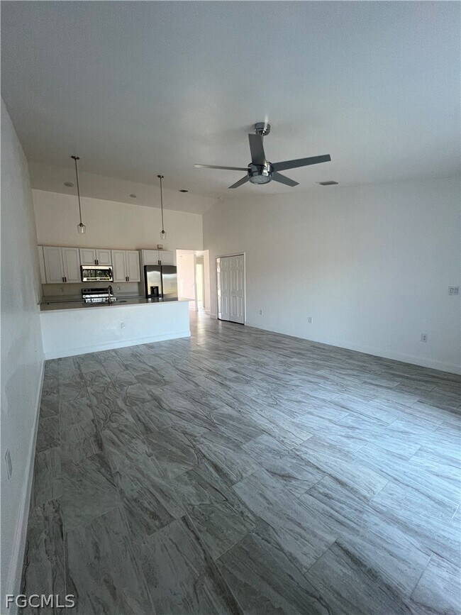 975 Eisenhower Blvd in Lehigh Acres, FL - Building Photo - Building Photo