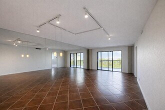 2205 S Cypress Bend Dr in Pompano Beach, FL - Building Photo - Building Photo